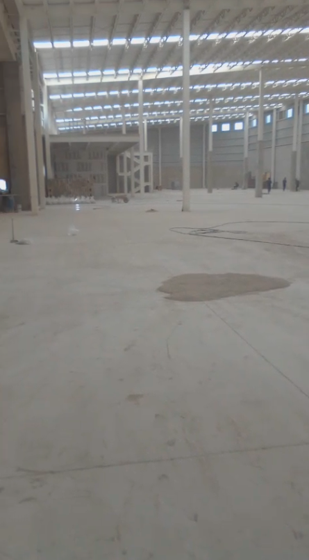 Preparación de piso de concreto en bodega industrial