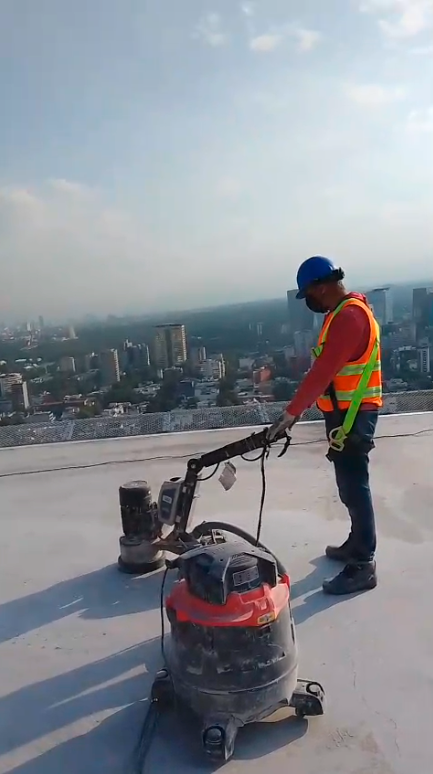 Desbaste de concreto en azotea de edificio